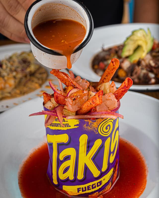 Orden de aguachile de Takis